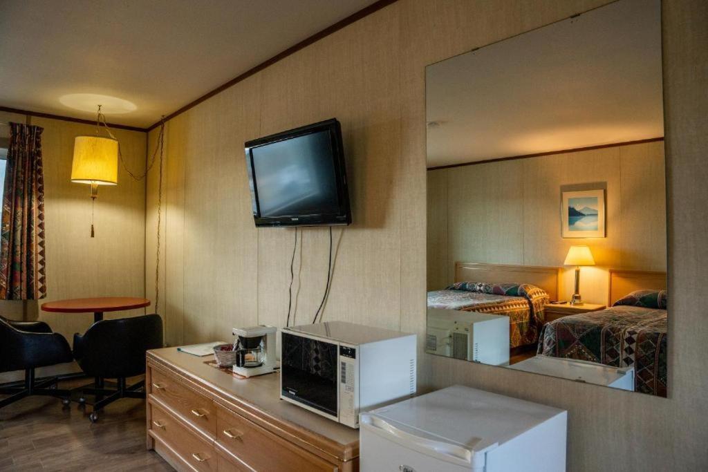 Talbot Arm Motel Destruction Bay Εξωτερικό φωτογραφία