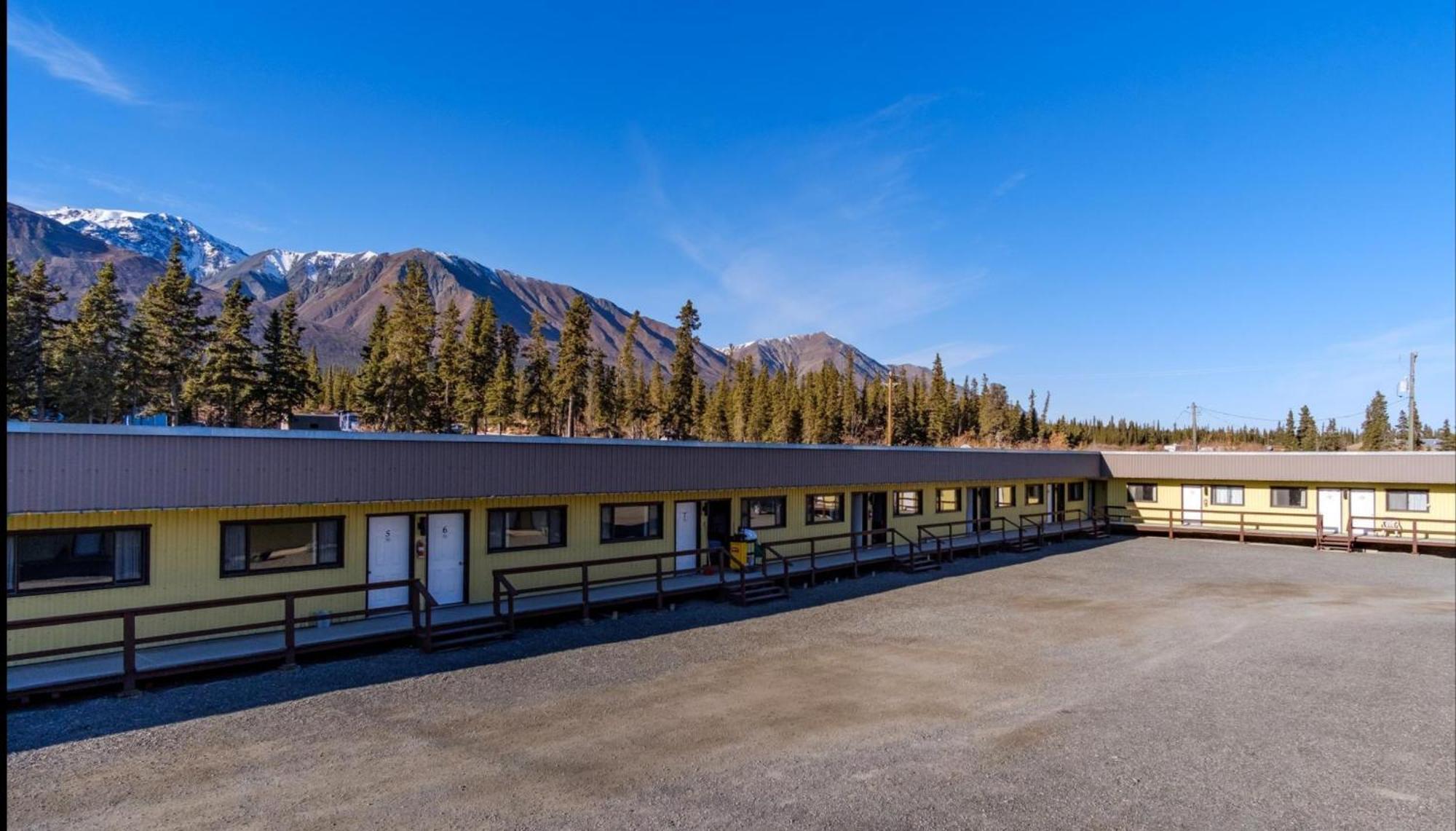 Talbot Arm Motel Destruction Bay Εξωτερικό φωτογραφία